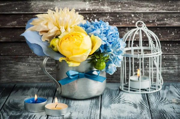 Bukiet żółtych róż i niebieski Hortensja — Zdjęcie stockowe