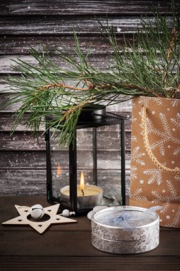 Noel ağacı, hediye kutusu ve mum 