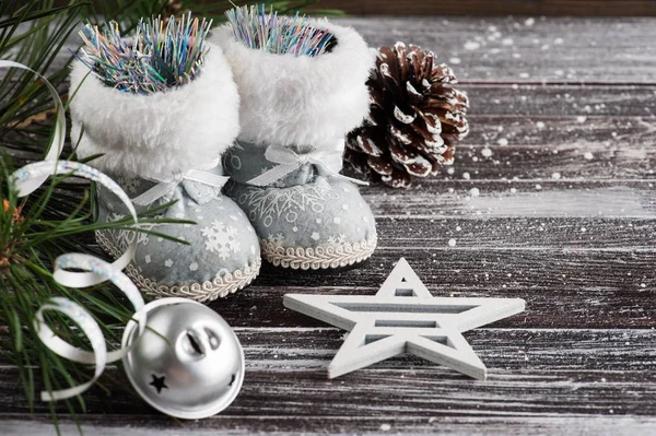 Weihnachtsbaum und silberne Stiefel — Stockfoto