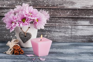 Beton tencerede pembe krizantem 