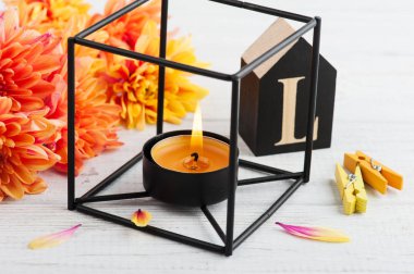 Yanan mum, turuncu krizantem