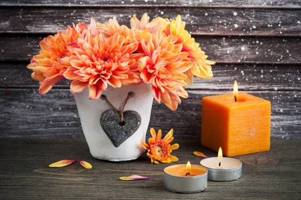 Crisantemo naranja y vela encendida — Foto de Stock