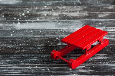 Kırmızı kızak dekor İskandinav tarzı