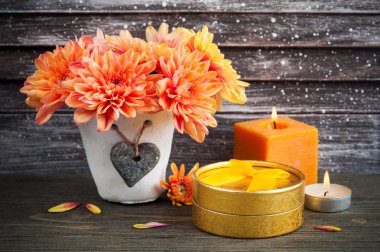 Turuncu Kasımpatı ve yanan mum