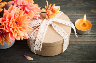 Turuncu Kasımpatı ve yanan mum