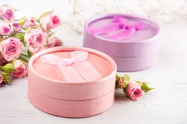 Roze rozen met gave en kaarsen — Stockfoto