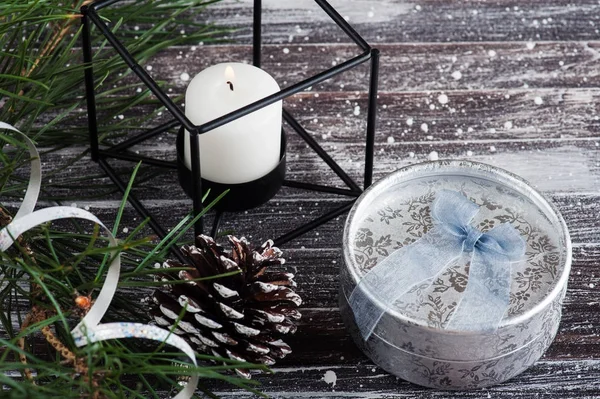 Noel ağacı ve gümüş hediye kutusu