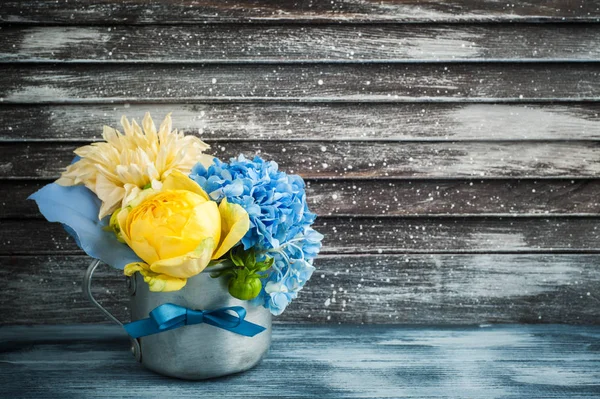 Bouquet d'hortensia jaune rose et bleue — Photo