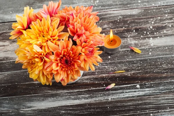 Chrysanthème orange et bougie allumée — Photo