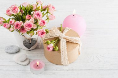 Mum ile beton tencerede pembe güller