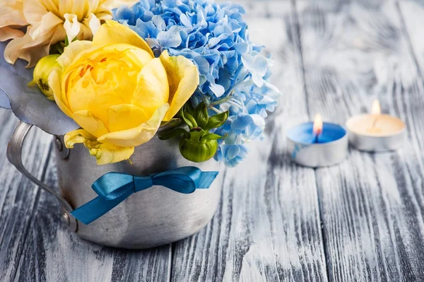 Gele roos en blauwe hortensia boeket — Stockfoto