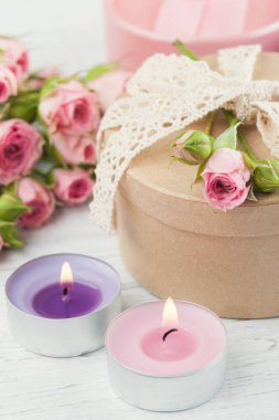 Pembe gül hediye kutusu ve mum