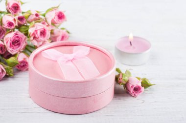 Pembe gül hediye ve mum