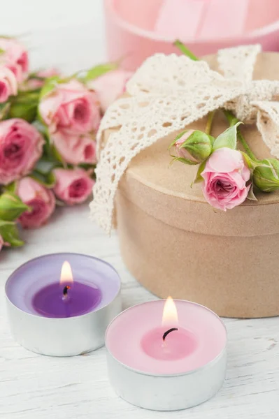 Pink roses with gift box and candle — Stock Photo, Image