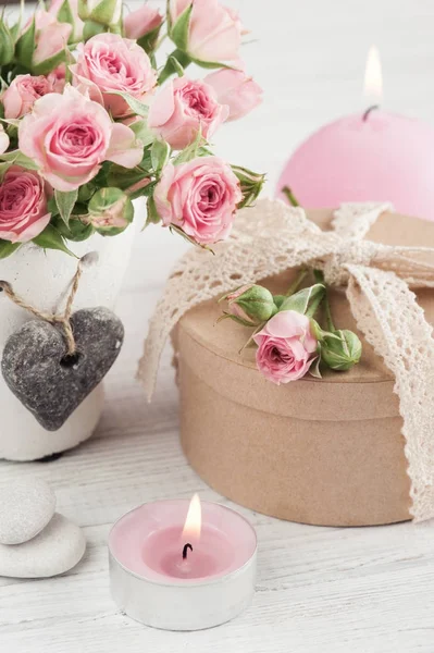 Roze rozen in concrete pot met kaars — Stockfoto