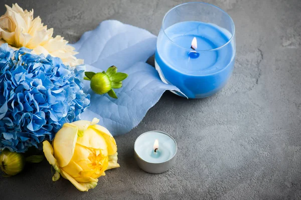 Желтая роза и голубой букет гортензии — стоковое фото