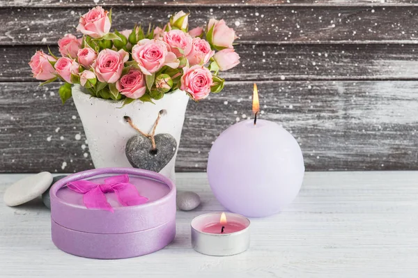 Hart, roze rozen in concrete pot met kaarsen — Stockfoto