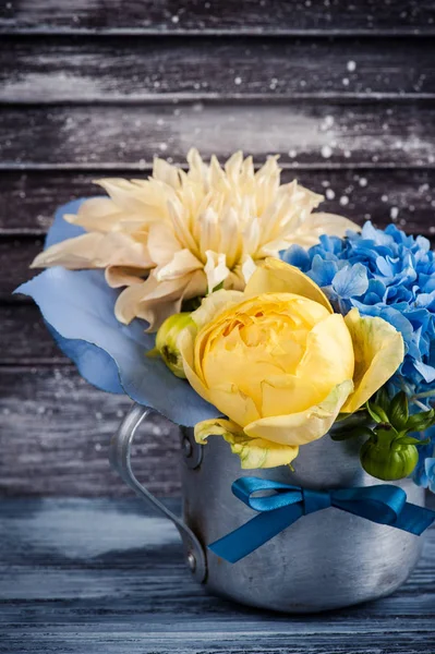 Žluté růže a modré hortenzie kytice — Stock fotografie