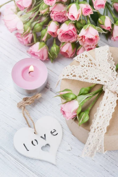 Pembe gül hediye kutusu ve mum