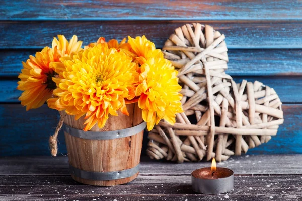 Crisantemo amarillo en interior rústico — Foto de Stock