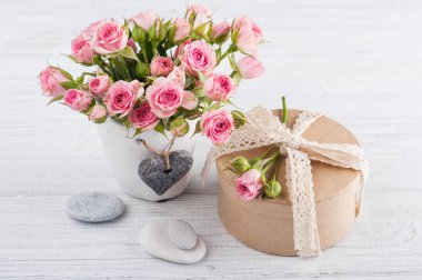 Beton tencerede pembe güller 