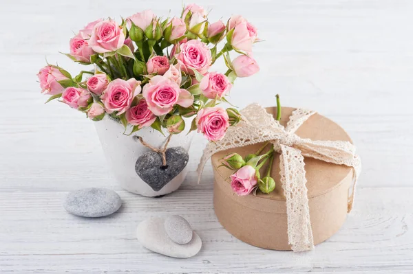 コンクリート鉢のピンクのバラ — ストック写真
