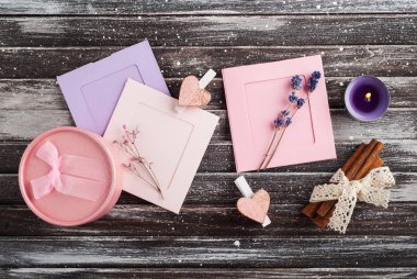 Pembe bir arka plan üzerinde boş notları