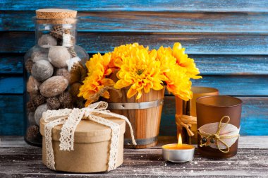 Sarı krizantem, aydınlatılmış altın mum 