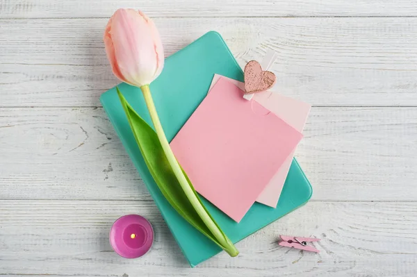 Cuaderno de menta, tulipanes y velas encendidas — Foto de Stock