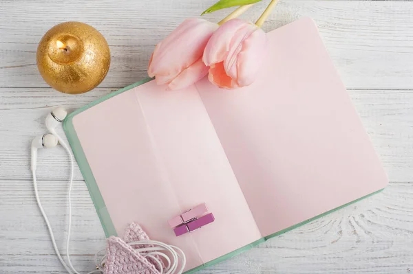 Rosa anteckningsbok, tulpaner och tänt ljus — Stockfoto