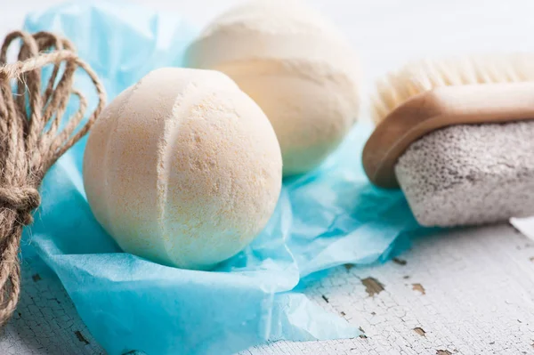 Badezubehör auf rustikalem Holztisch — Stockfoto