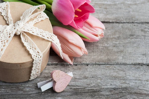 Roze tulip bloem, geschenkdoos — Stockfoto