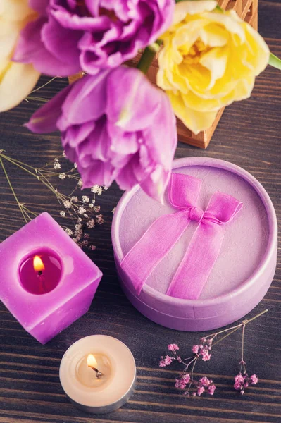 紫黄色郁金香花, 点燃的蜡烛 — 图库照片
