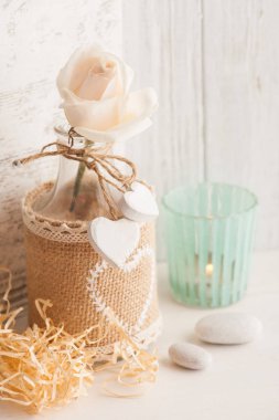 Yanan mum ile şişe güzel gülü