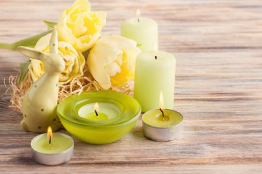 Yeşil Paskalya tavşanı, Sarı laleler