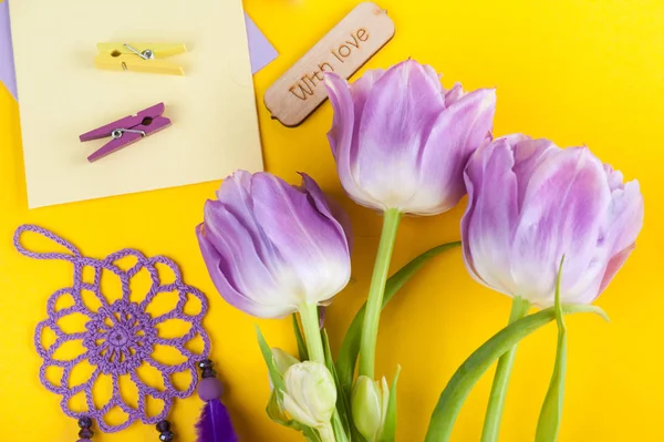 Paarse tulp bloemen en houten teken — Stockfoto