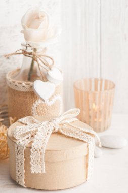 Yanan mum ile şişe güzel gülü