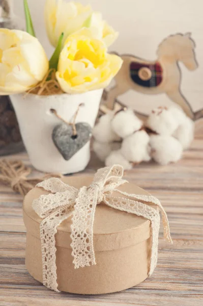 Katoen bloem en kraft doos van de gift — Stockfoto