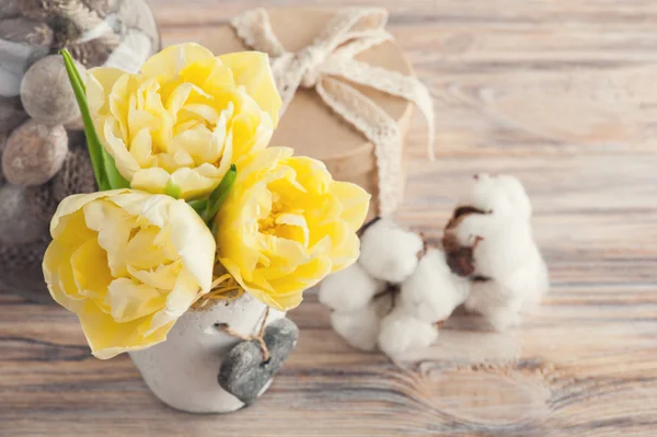 Fleurs de tulipes et boîte cadeau kraft — Photo