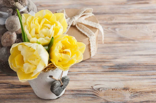 Fleurs de tulipes et boîte cadeau kraft — Photo