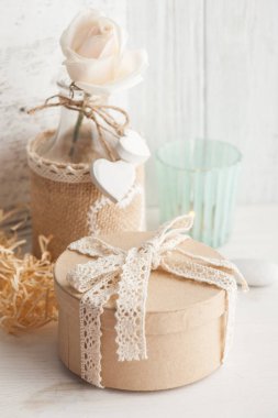 Yanan mum ile şişe güzel gülü