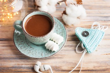 Fincan sıcak çikolata ve ışıklar