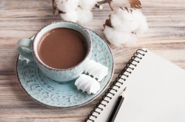 Fincan sıcak çikolata ve defter