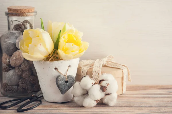 Tulipano fiori e scatola regalo kraft — Foto Stock