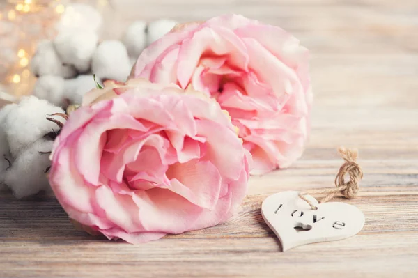 Rosas cor de rosa, coração branco — Fotografia de Stock