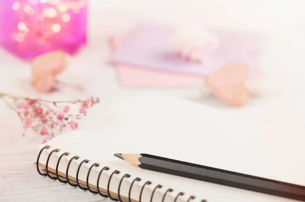Σημειωματάριο, λουλούδια και ροζ φώτα — Φωτογραφία Αρχείου