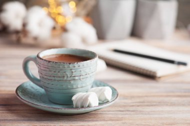 Fincan sıcak çikolata ve ışıklar