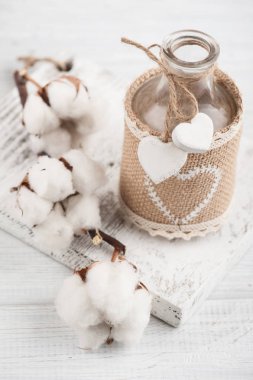 Pamuk çiçek ve rustik şişe