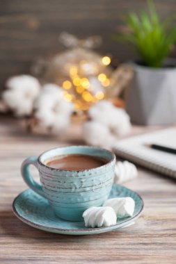 Fincan sıcak çikolata ve ışıklar