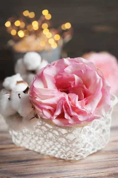 Rosas rosadas y flor de algodón con luces —  Fotos de Stock